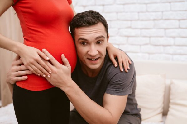 Cum să implici partenerul în sarcină și să pregătești relația pentru paternitate