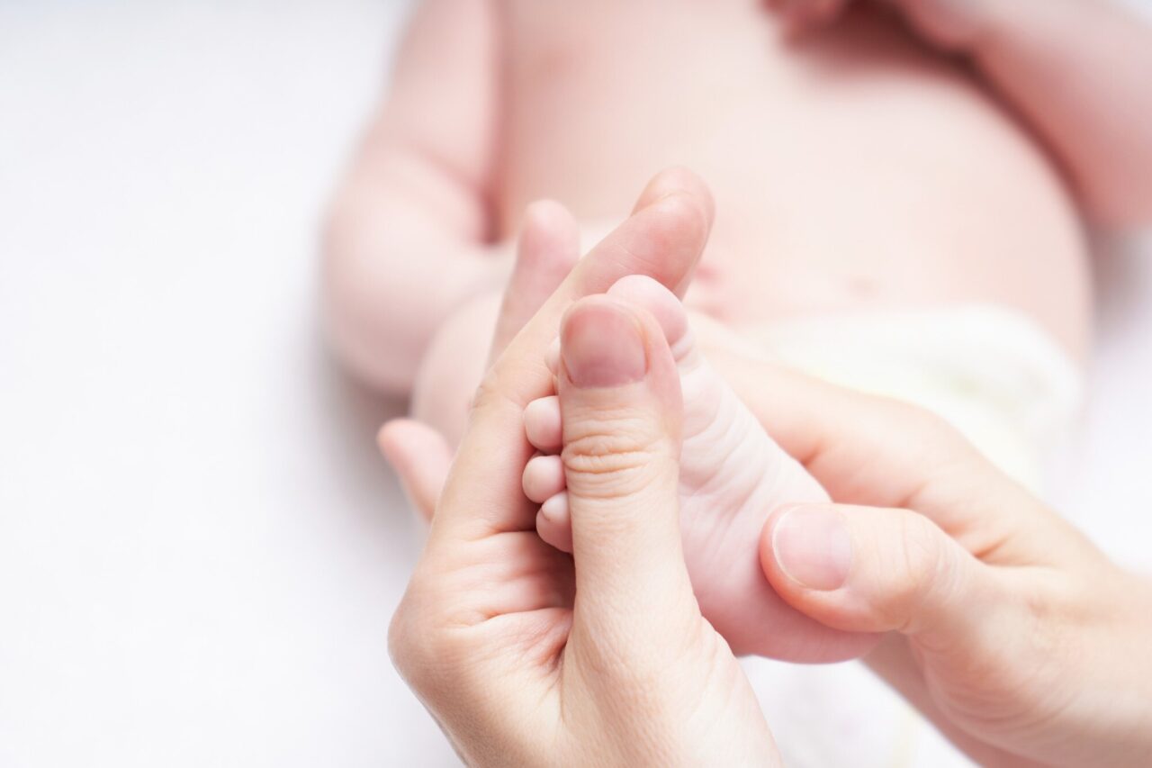 Umflarea picioarelor în sarcină: când e normală și când să suni la medic