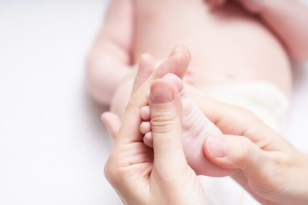 Umflarea picioarelor în sarcină: când e normală și când să suni la medic